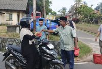 Disperindagkop Lingga Bagikan 100 Takjil Berbuka Puasa | Foto : Zonamu/Wandi
