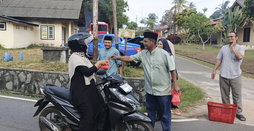 Disperindagkop Lingga Bagikan 100 Takjil Berbuka Puasa | Foto : Zonamu/Wandi