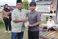 Kadisperindagkop Lingga saat memberikan santunan | Foto : Zonamu/Wandi