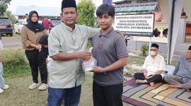 Kadisperindagkop Lingga saat memberikan santunan | Foto : Zonamu/Wandi