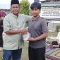 Kadisperindagkop Lingga saat memberikan santunan | Foto : Zonamu/Wandi