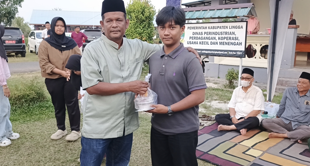 Kadisperindagkop Lingga saat memberikan santunan | Foto : Zonamu/Wandi