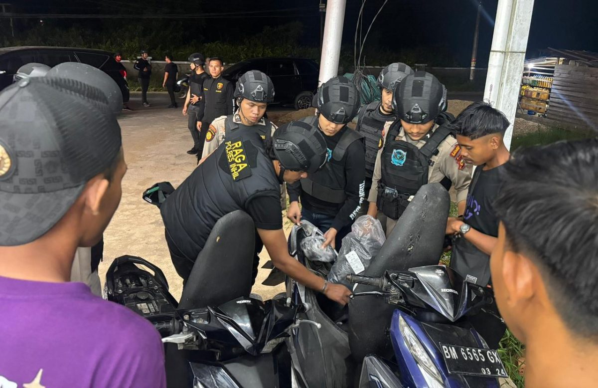 Tim RAGA Polres Inhil menyisir ruas jalan protokol di Kota Tembilahan untuk memastikan situasi Kamtibmas tetap kondusif. Patroli preventif ini menyasar titik-titik rawan | Foto: Zonamu/Humas Polres Inhil