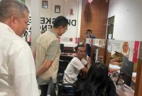Petugas Disdukcapil Kota Batam melayani warga dengan sistem shift tanpa jeda istirahat siang. Selama bulan Ramadan 2026 | Foto: Ican