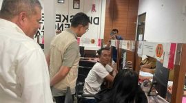 Petugas Disdukcapil Kota Batam melayani warga dengan sistem shift tanpa jeda istirahat siang. Selama bulan Ramadan 2026 | Foto: Ican