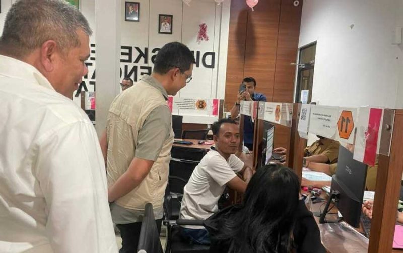 Petugas Disdukcapil Kota Batam melayani warga dengan sistem shift tanpa jeda istirahat siang. Selama bulan Ramadan 2026 | Foto: Ican