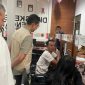 Petugas Disdukcapil Kota Batam melayani warga dengan sistem shift tanpa jeda istirahat siang. Selama bulan Ramadan 2026 | Foto: Ican