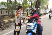 Kapolres Karimun, AKBP Yunita Stevani dan jajaran PJU saat membagikan paket takjil gratis kepada pengendara motor di depan Mako Polres Karimun | Foto: Bustomi 