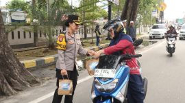 Kapolres Karimun, AKBP Yunita Stevani dan jajaran PJU saat membagikan paket takjil gratis kepada pengendara motor di depan Mako Polres Karimun | Foto: Bustomi 