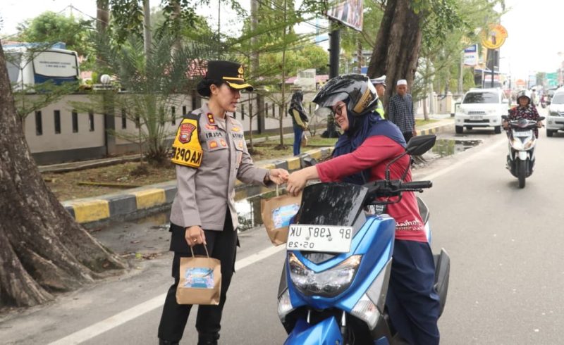 Kapolres Karimun, AKBP Yunita Stevani dan jajaran PJU saat membagikan paket takjil gratis kepada pengendara motor di depan Mako Polres Karimun | Foto: Bustomi 
