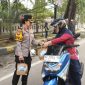 Kapolres Karimun, AKBP Yunita Stevani dan jajaran PJU saat membagikan paket takjil gratis kepada pengendara motor di depan Mako Polres Karimun | Foto: Bustomi 