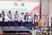 Wali Kota Batam sekaligus Kepala BP Batam, Amsakar Achmad, resmi membuka Rakernas ADEKSI 2026, ditandai dengan pemukulan gong | Foto: Zonamu/MC Batam