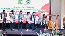 Wali Kota Batam sekaligus Kepala BP Batam, Amsakar Achmad, resmi membuka Rakernas ADEKSI 2026, ditandai dengan pemukulan gong | Foto: Zonamu/MC Batam