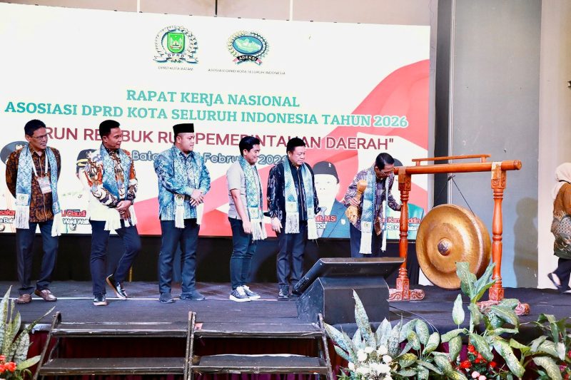 Wali Kota Batam sekaligus Kepala BP Batam, Amsakar Achmad, resmi membuka Rakernas ADEKSI 2026, ditandai dengan pemukulan gong | Foto: Zonamu/MC Batam