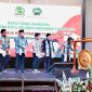 Wali Kota Batam sekaligus Kepala BP Batam, Amsakar Achmad, resmi membuka Rakernas ADEKSI 2026, ditandai dengan pemukulan gong | Foto: Zonamu/MC Batam