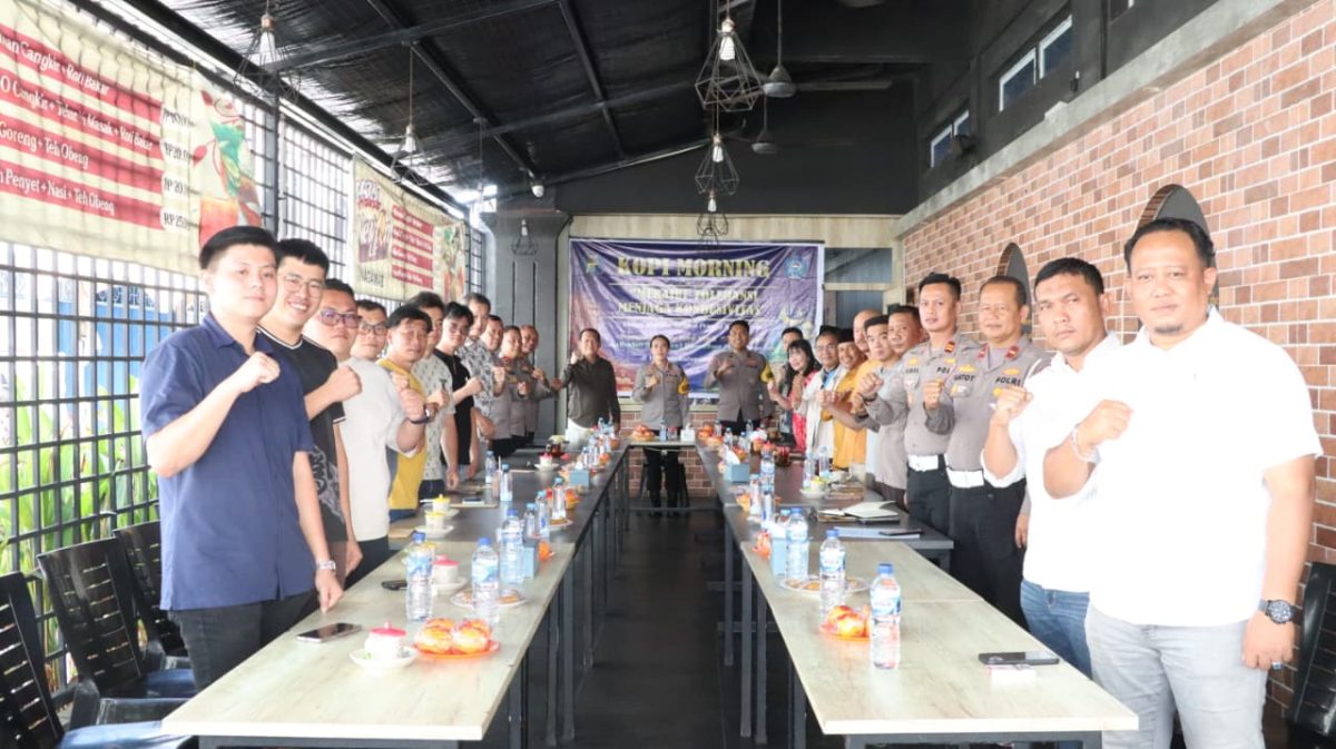 Kapolres Karimun AKBP Yunita Stevani saat memimpin kegiatan Kopi Morning bersama tokoh lintas agama dan pengurus Klenteng/Vihara di Cafe Newton, Karimun, Selasa (10/2/2026) | Foto: Zonamu/Humas Polres Karimun