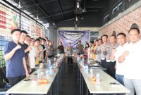 Kapolres Karimun AKBP Yunita Stevani saat memimpin kegiatan Kopi Morning bersama tokoh lintas agama dan pengurus Klenteng/Vihara di Cafe Newton, Karimun, Selasa (10/2/2026) | Foto: Zonamu/Humas Polres Karimun