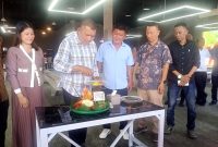 Wakil Bupati Karimun, Rocky Marciano Bawole memotong tumpeng, peresmian 86 Billiard, Cafe and Resto di Baran Timur, Kecamatan Meral pada, Selasa (10/2/2026) | Foto: Ronal