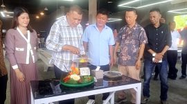 Wakil Bupati Karimun, Rocky Marciano Bawole memotong tumpeng, peresmian 86 Billiard, Cafe and Resto di Baran Timur, Kecamatan Meral pada, Selasa (10/2/2026) | Foto: Ronal
