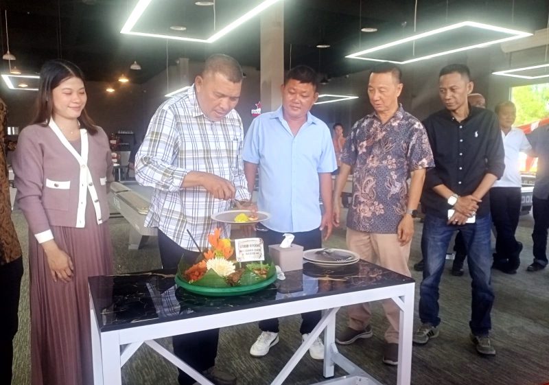 Wakil Bupati Karimun, Rocky Marciano Bawole memotong tumpeng, peresmian 86 Billiard, Cafe and Resto di Baran Timur, Kecamatan Meral pada, Selasa (10/2/2026) | Foto: Ronal