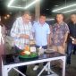 Wakil Bupati Karimun, Rocky Marciano Bawole memotong tumpeng, peresmian 86 Billiard, Cafe and Resto di Baran Timur, Kecamatan Meral pada, Selasa (10/2/2026) | Foto: Ronal