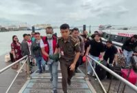 Mantan Kepala Desa Sanglar periode 2016-2022, Sandri digiring petugas menuju Rutan Karimun, ditahan atas dugaan skandal korupsi dana desa sistematis yang merugikan negara hingga Rp329 juta | Foto: Zonamu/Bustomi