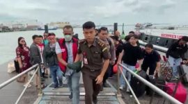 Mantan Kepala Desa Sanglar periode 2016-2022, Sandri digiring petugas menuju Rutan Karimun, ditahan atas dugaan skandal korupsi dana desa sistematis yang merugikan negara hingga Rp329 juta | Foto: Zonamu/Bustomi