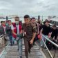 Mantan Kepala Desa Sanglar periode 2016-2022, Sandri digiring petugas menuju Rutan Karimun, ditahan atas dugaan skandal korupsi dana desa sistematis yang merugikan negara hingga Rp329 juta | Foto: Zonamu/Bustomi