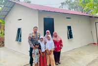 Personel Polres Karimun, Brigpol Yohanes Dede sukses merenovasi kediaman Nenek Maimunah di Paya Cincin menggunakan dana pribadi dan dukungan publik melalui media sosial | Foto: Zonamu/Humas Polres Karimun