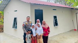 Personel Polres Karimun, Brigpol Yohanes Dede sukses merenovasi kediaman Nenek Maimunah di Paya Cincin menggunakan dana pribadi dan dukungan publik melalui media sosial | Foto: Zonamu/Humas Polres Karimun