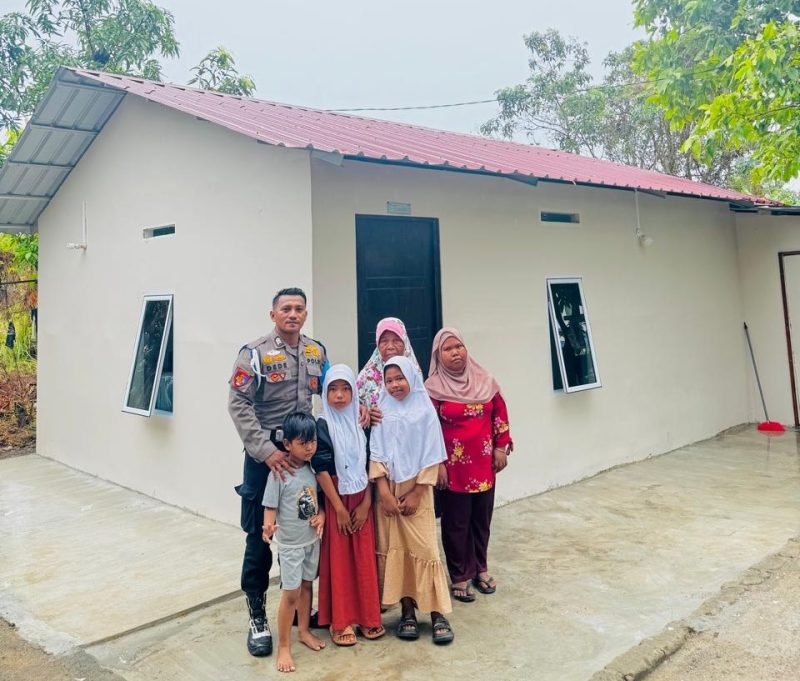Personel Polres Karimun, Brigpol Yohanes Dede sukses merenovasi kediaman Nenek Maimunah di Paya Cincin menggunakan dana pribadi dan dukungan publik melalui media sosial | Foto: Zonamu/Humas Polres Karimun
