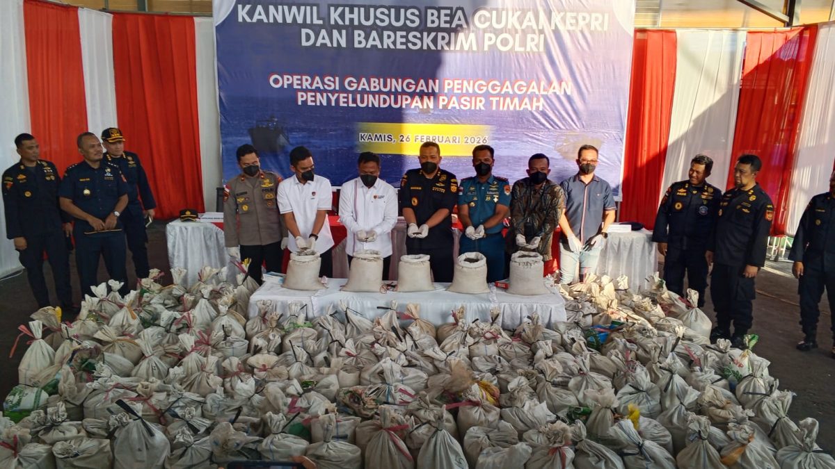 Penampakan ±319 karung pasir timah hasil penindakan tim gabungan di perairan Kepulauan Riau. Operasi yang melibatkan Bea Cukai dan Bareskrim Polri | Foto: Bustomi