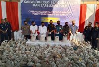 Penampakan ±319 karung pasir timah hasil penindakan tim gabungan di perairan Kepulauan Riau. Operasi yang melibatkan Bea Cukai dan Bareskrim Polri | Foto: Bustomi