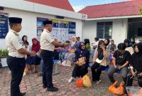 Kepala Rutan Kelas IIB Tanjungbalai Karimun, Yoga Hadhi Wijaya, memantau langsung jalannya kegiatan Buka Puasa Bersama antara warga binaan dan keluarga, Kamis (26/02/2026) | Foto: Bustomi