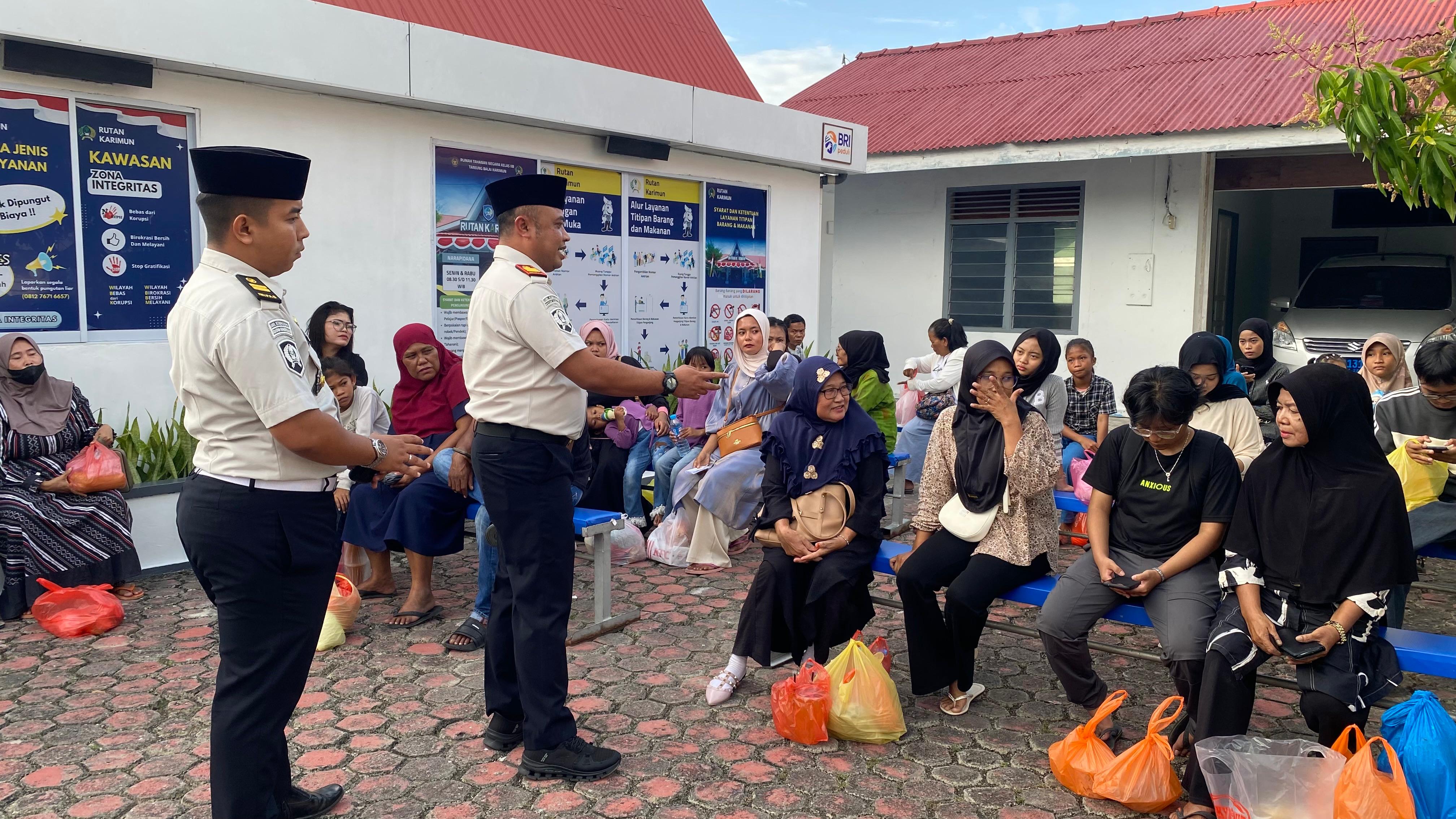 Kepala Rutan Kelas IIB Tanjungbalai Karimun, Yoga Hadhi Wijaya, memantau langsung jalannya kegiatan Buka Puasa Bersama antara warga binaan dan keluarga, Kamis (26/02/2026) | Foto: Bustomi