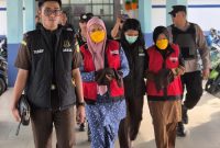Kedua tersangka S Bendahara Dana BOS dan M Bendahara SPP digiring menuju Rutan Kelas IIB Tanjungbalai Karimun untuk dilakukan penahanan selama 20 hari ke depan, guna pemeriksaan lebih lanjut | Foto: Zonamu/Humas Kejari Karimun