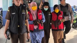 Kedua tersangka S Bendahara Dana BOS dan M Bendahara SPP digiring menuju Rutan Kelas IIB Tanjungbalai Karimun untuk dilakukan penahanan selama 20 hari ke depan, guna pemeriksaan lebih lanjut | Foto: Zonamu/Humas Kejari Karimun