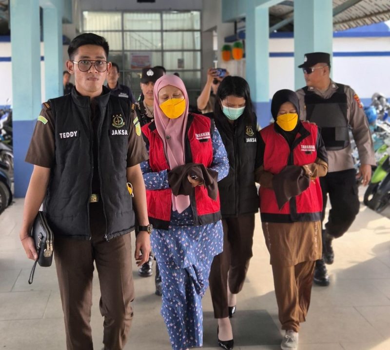Kedua tersangka S Bendahara Dana BOS dan M Bendahara SPP digiring menuju Rutan Kelas IIB Tanjungbalai Karimun untuk dilakukan penahanan selama 20 hari ke depan, guna pemeriksaan lebih lanjut | Foto: Zonamu/Humas Kejari Karimun
