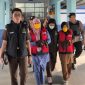 Kedua tersangka S Bendahara Dana BOS dan M Bendahara SPP digiring menuju Rutan Kelas IIB Tanjungbalai Karimun untuk dilakukan penahanan selama 20 hari ke depan, guna pemeriksaan lebih lanjut | Foto: Zonamu/Humas Kejari Karimun