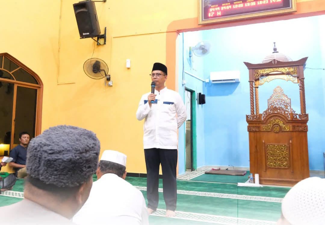Bupati Karimun, Ing Iskandarsyah memberikan sambutan saat Safari Ramadhan di Masjid Amiril Mukminin Kecamatan Belat pada, Kamis (26/02/2026) kemarin | Foto: Zonamu/Prokopim Karimun