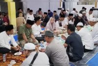 Suasana hangat buka puasa bersama jajaran Forkopimda Kabupaten Karimun dengan warga Kelurahan Teluk Air di Masjid Nurul Jannah, Rabu (4/3/2026) | Foto: Bustomi
