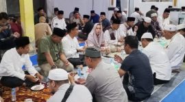 Suasana hangat buka puasa bersama jajaran Forkopimda Kabupaten Karimun dengan warga Kelurahan Teluk Air di Masjid Nurul Jannah, Rabu (4/3/2026) | Foto: Bustomi