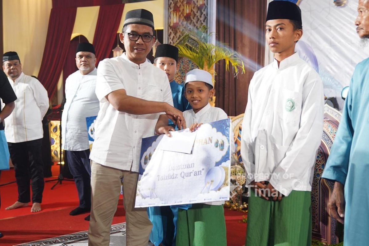 Rafiz Said Agil (14), salah satu santri Tahfiz Al-Qur’an di wilayah Kundur, menunjukkan wajah sumringah usai menerima bantuan perlengkapan ibadah dari PT Timah Tbk dalam acara Safari Ramadan di Wisma Kundur | Foto: Zonamu/Humas PT Timah