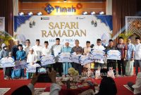 Komisaris PT Timah Rizani Usman, Wakil Direktur Utama Harry Budi Sidharta, dan jajaran manajemen berfoto bersama para penerima bantuan pada rangkaian Safari Ramadan PT Timah di Kundur, Karimun | Foto: Zonamu/Humas PT Timah