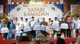 Komisaris PT Timah Rizani Usman, Wakil Direktur Utama Harry Budi Sidharta, dan jajaran manajemen berfoto bersama para penerima bantuan pada rangkaian Safari Ramadan PT Timah di Kundur, Karimun | Foto: Zonamu/Humas PT Timah