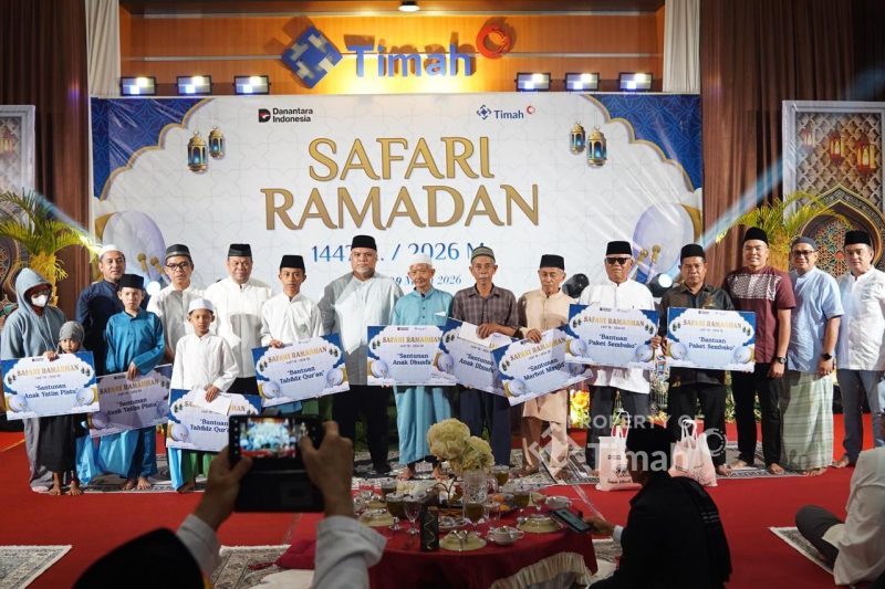 Komisaris PT Timah Rizani Usman, Wakil Direktur Utama Harry Budi Sidharta, dan jajaran manajemen berfoto bersama para penerima bantuan pada rangkaian Safari Ramadan PT Timah di Kundur, Karimun | Foto: Zonamu/Humas PT Timah