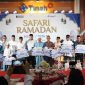 Komisaris PT Timah Rizani Usman, Wakil Direktur Utama Harry Budi Sidharta, dan jajaran manajemen berfoto bersama para penerima bantuan pada rangkaian Safari Ramadan PT Timah di Kundur, Karimun | Foto: Zonamu/Humas PT Timah