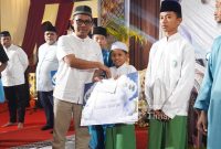 Penyerahan santunan dan perlengkapan ibadah oleh PT Timah Tbk kepada para santri Tahfiz Al-Qur’an | Foto: Zonamu/Humas PT Timah