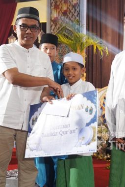 Dukung Generasi Qurani, PT Timah Serahkan Bantuan Perlengkapan Ibadah dan Dana Pembinaan