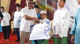 Penyerahan santunan dan perlengkapan ibadah oleh PT Timah Tbk kepada para santri Tahfiz Al-Qur’an | Foto: Zonamu/Humas PT Timah